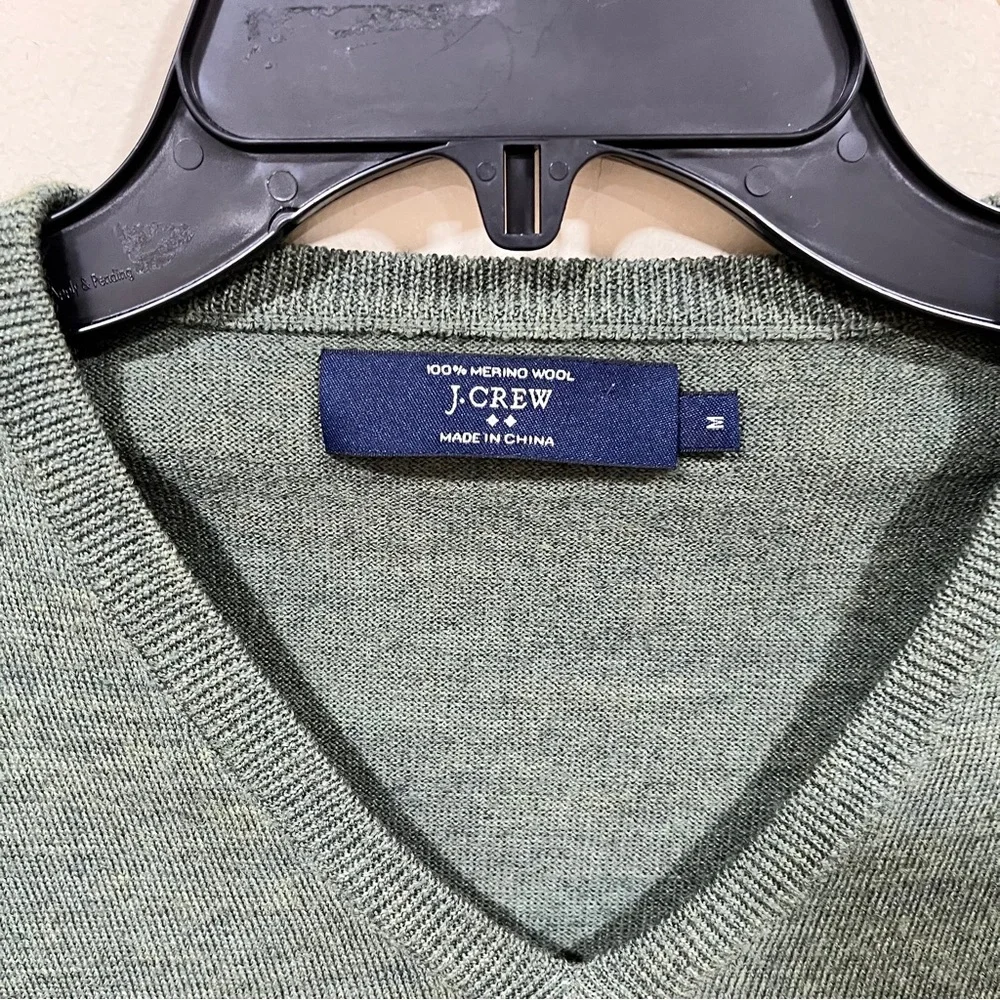 J.Crew Men's 100% Merino Wool V-Neck Sweater Olive Green sz medium EUC